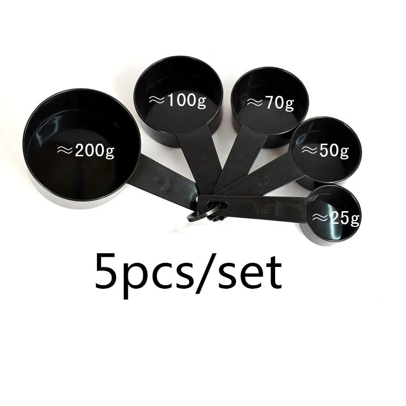 Set de cucharas y tazas medidoras negras de plástico