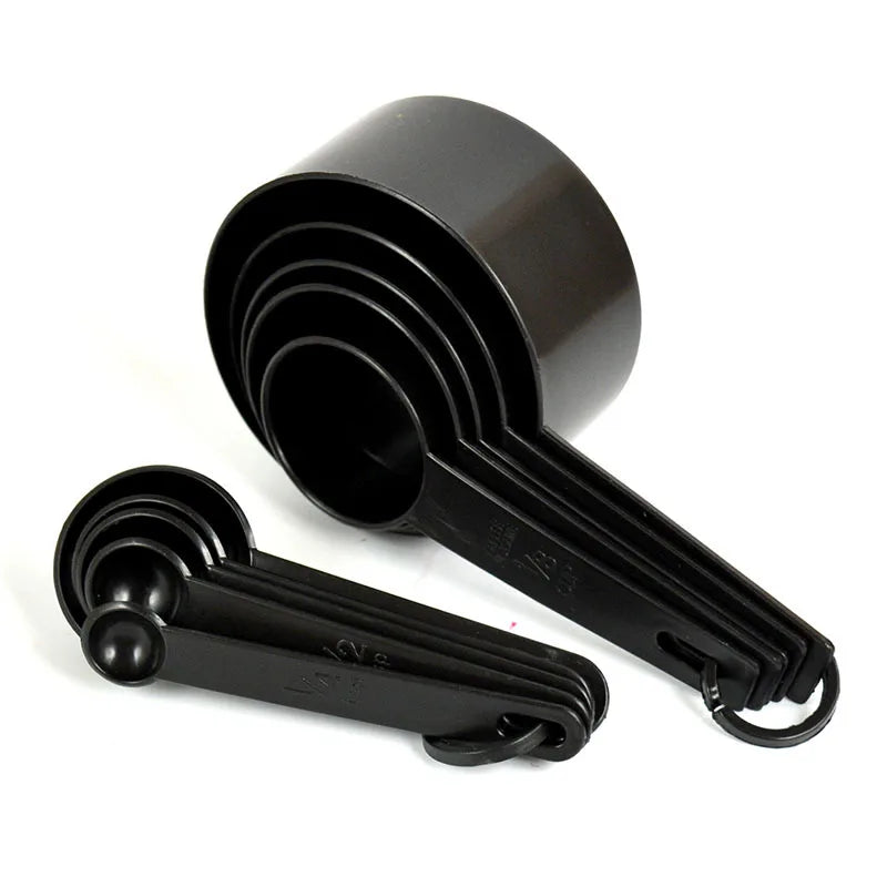 Set de cucharas y tazas medidoras negras de plástico