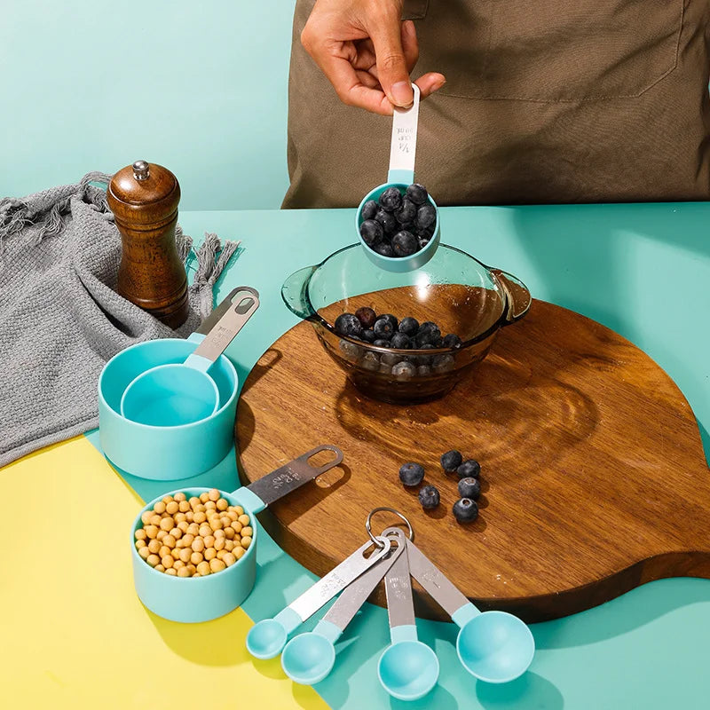Set apilable de tazas y cucharas medidoras de 8 piezas