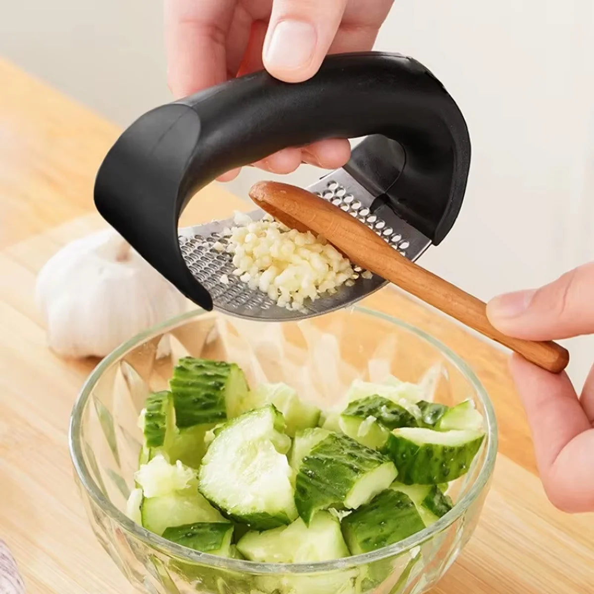 Prensa de ajo manual con superficie curva de acero inoxidable