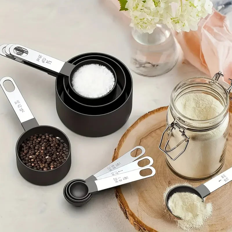 Set apilable de tazas y cucharas medidoras de 8 piezas