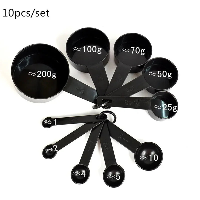 Set de cucharas y tazas medidoras negras de plástico
