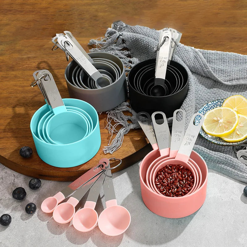 Set apilable de tazas y cucharas medidoras de 8 piezas