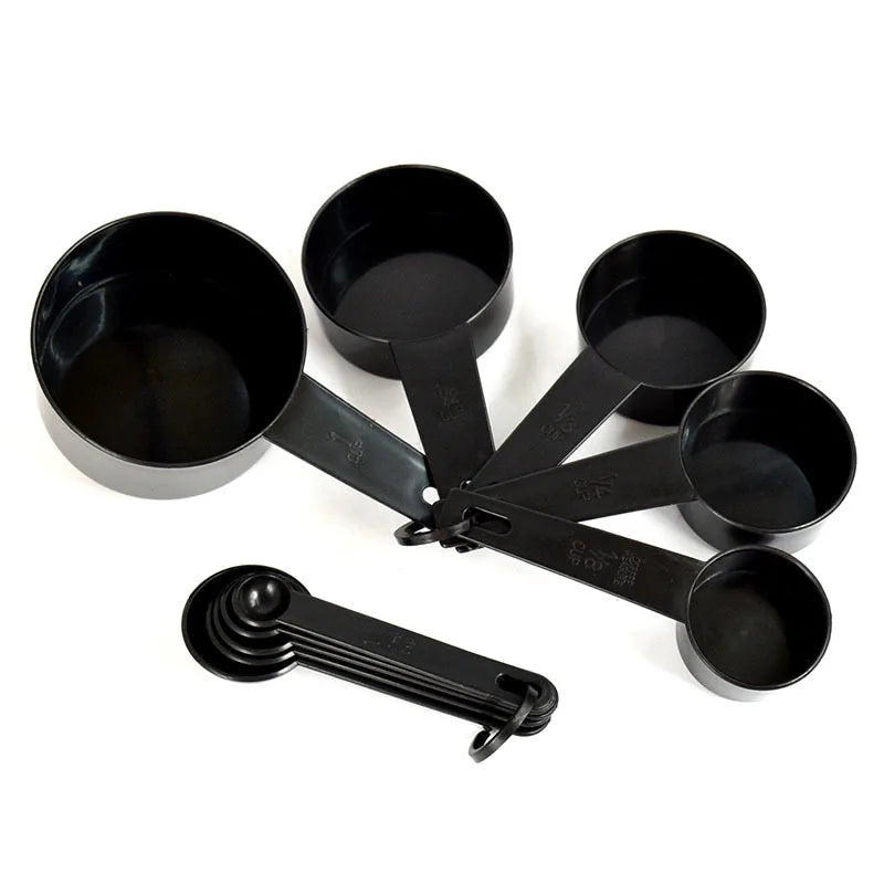 Set de cucharas y tazas medidoras negras de plástico