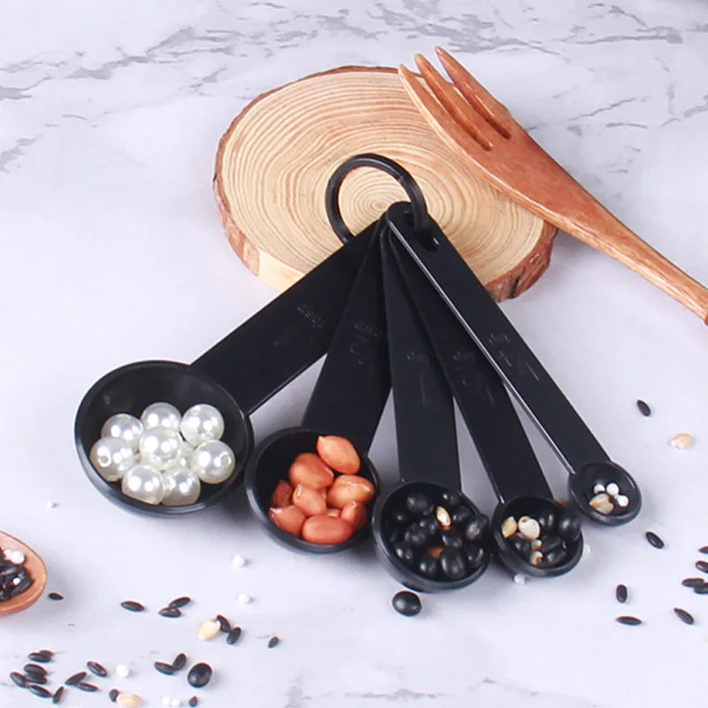 Set de cucharas y tazas medidoras negras de plástico