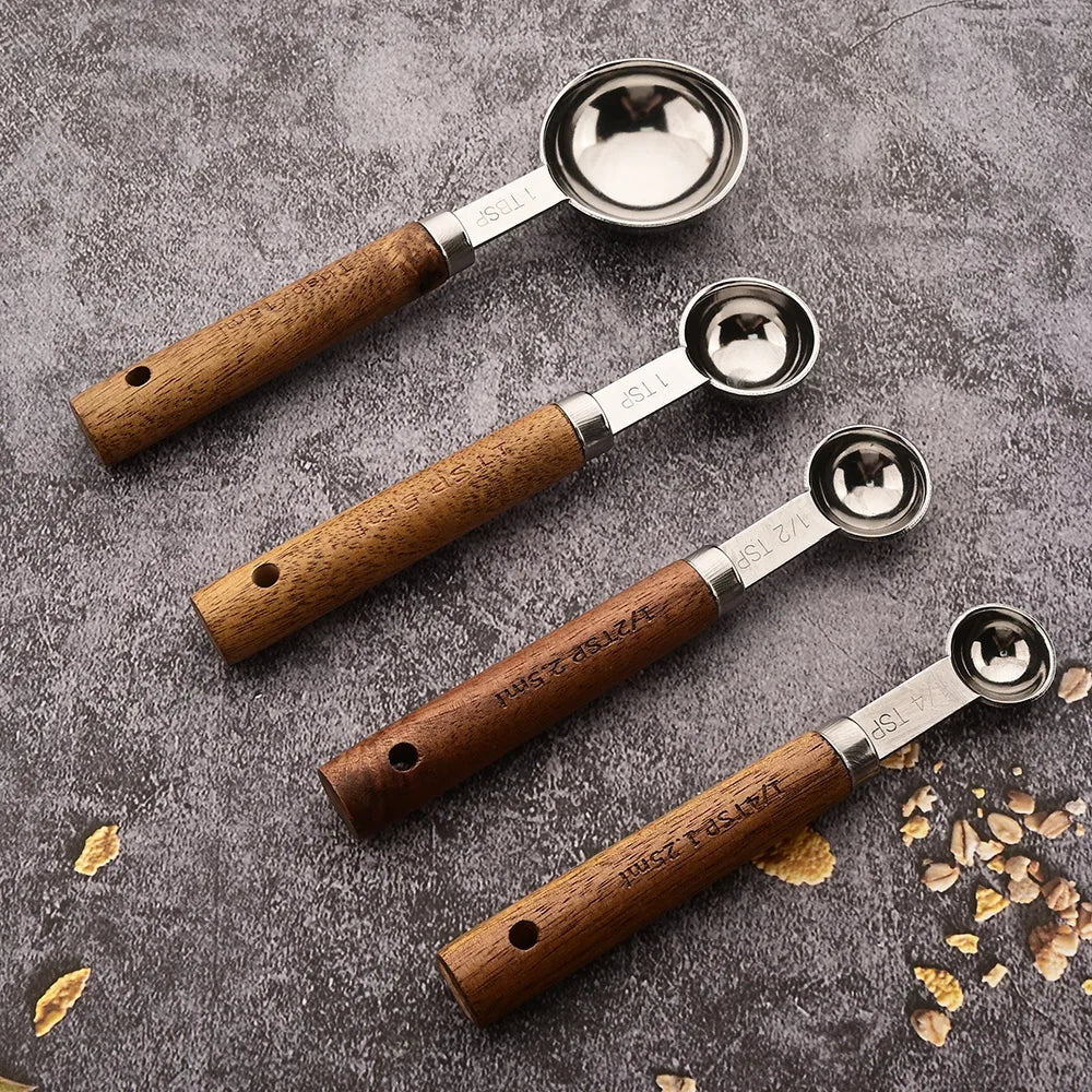 Set de medidores de acero inoxidable con mangos de madera