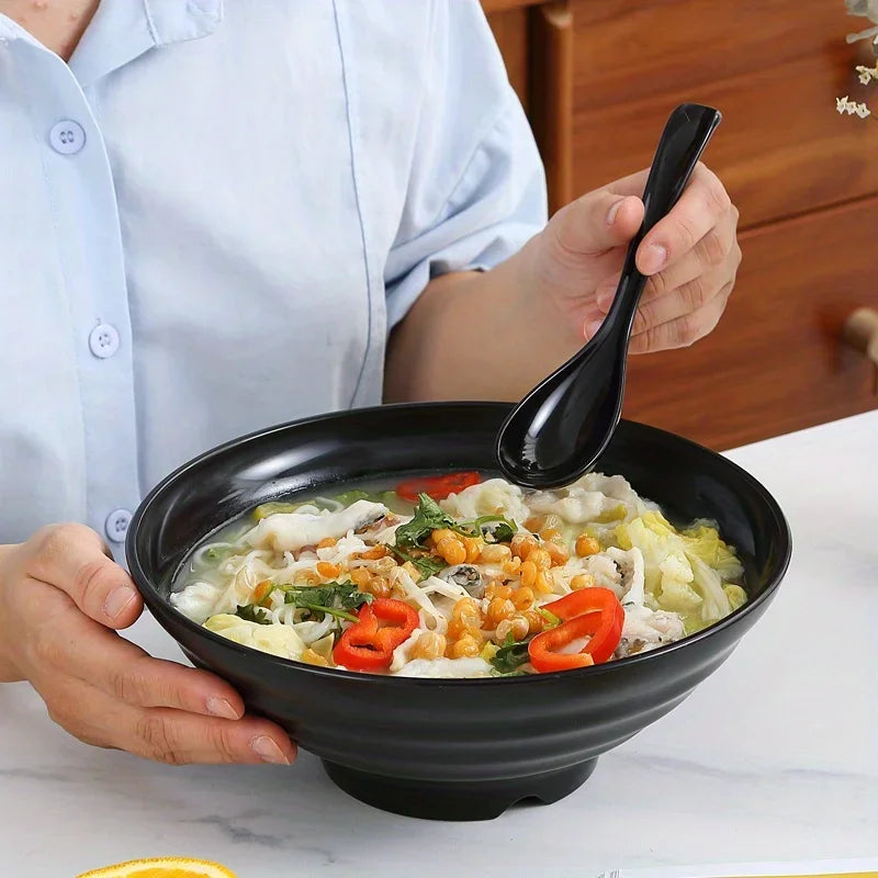 Bowl negro de plástico para fideos y ensaladas