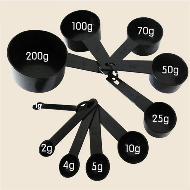 Set de cucharas y tazas medidoras negras de plástico