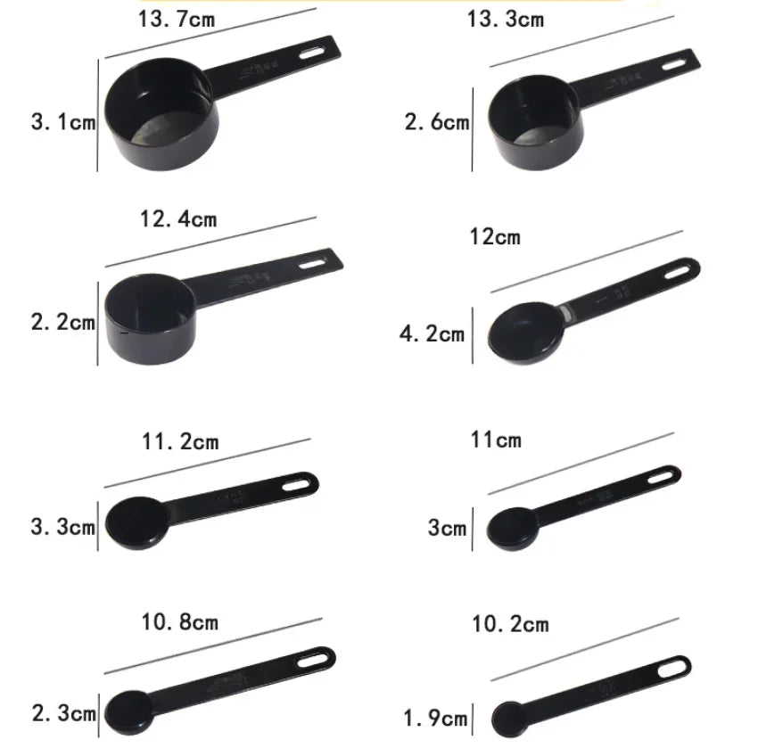 Set de cucharas y tazas medidoras negras de plástico