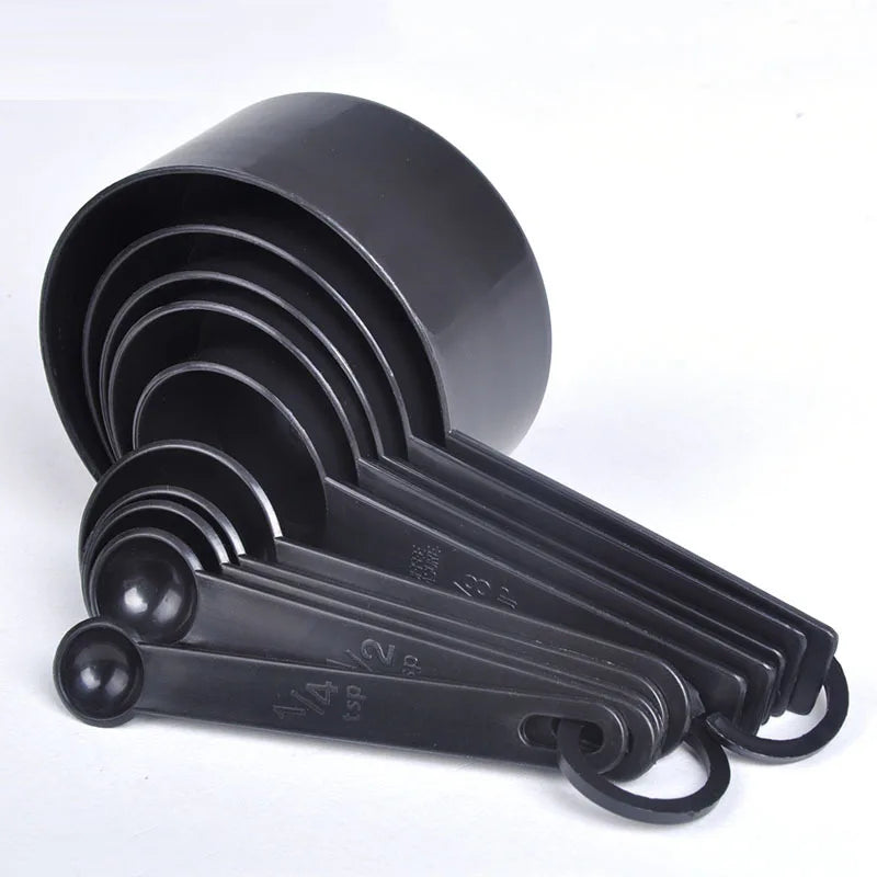 Set de cucharas y tazas medidoras negras de plástico