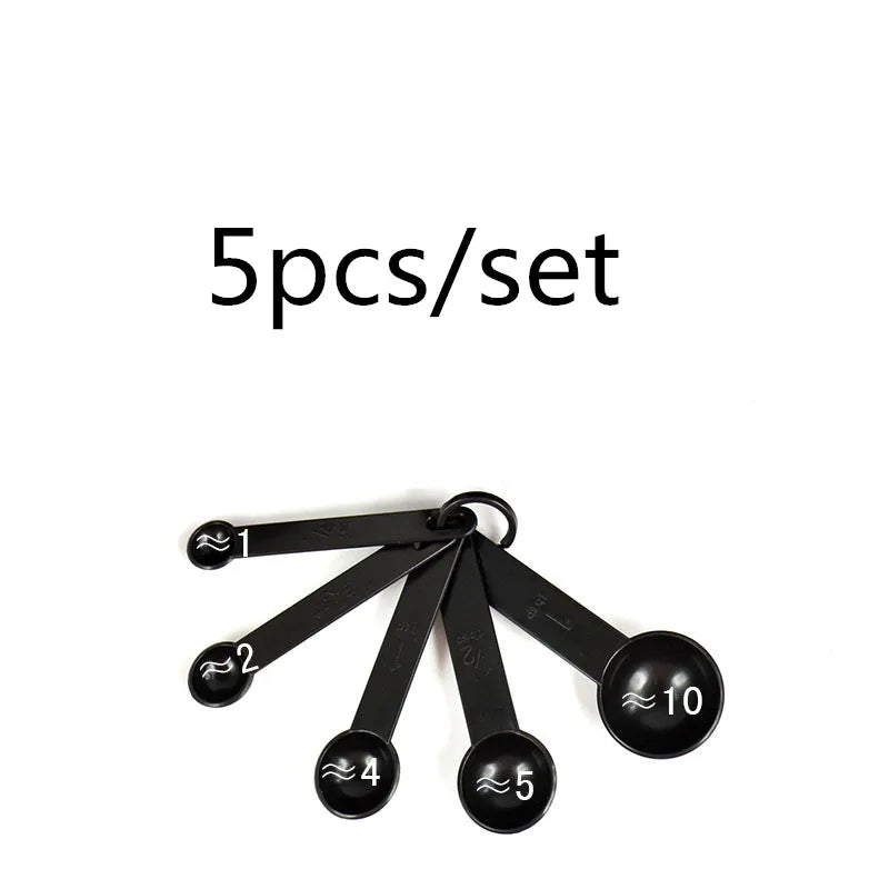 Set de cucharas y tazas medidoras negras de plástico