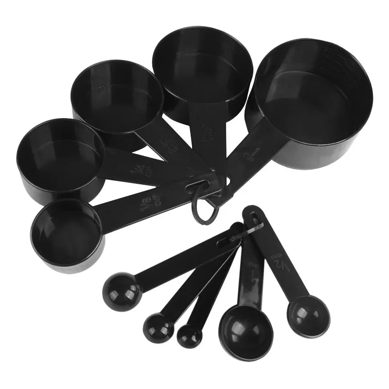 Set de cucharas y tazas medidoras negras de plástico
