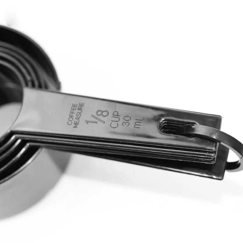 Set de cucharas y tazas medidoras negras de plástico