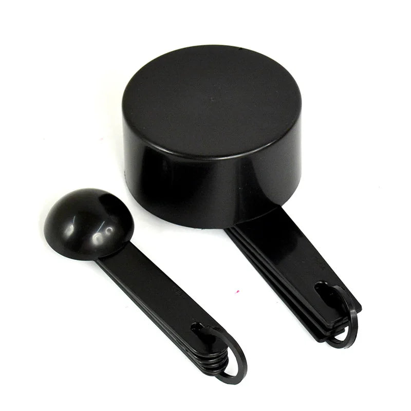 Set de cucharas y tazas medidoras negras de plástico