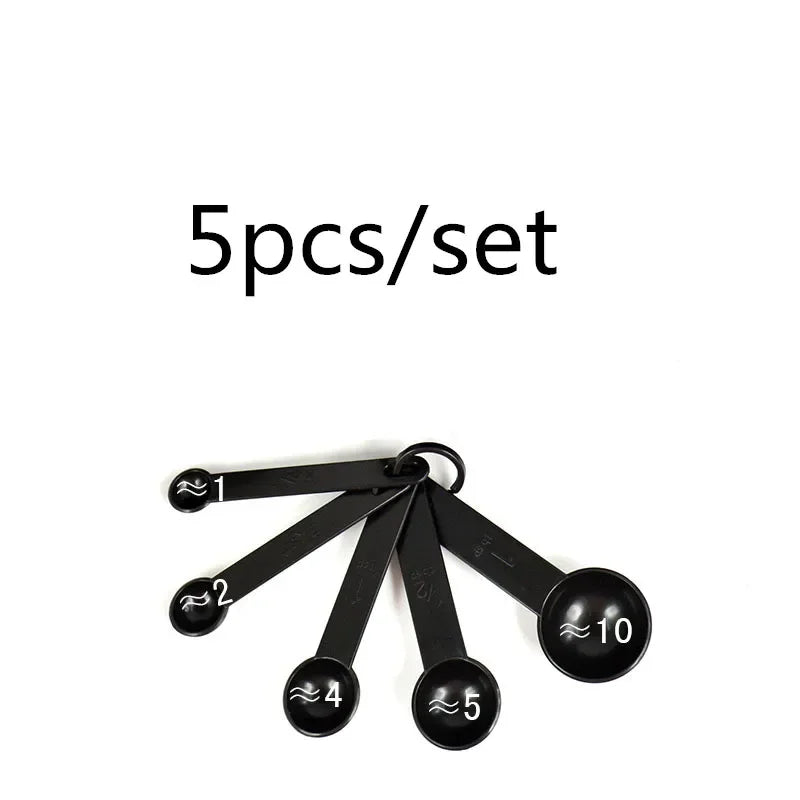 Set de cucharas y tazas medidoras negras de plástico